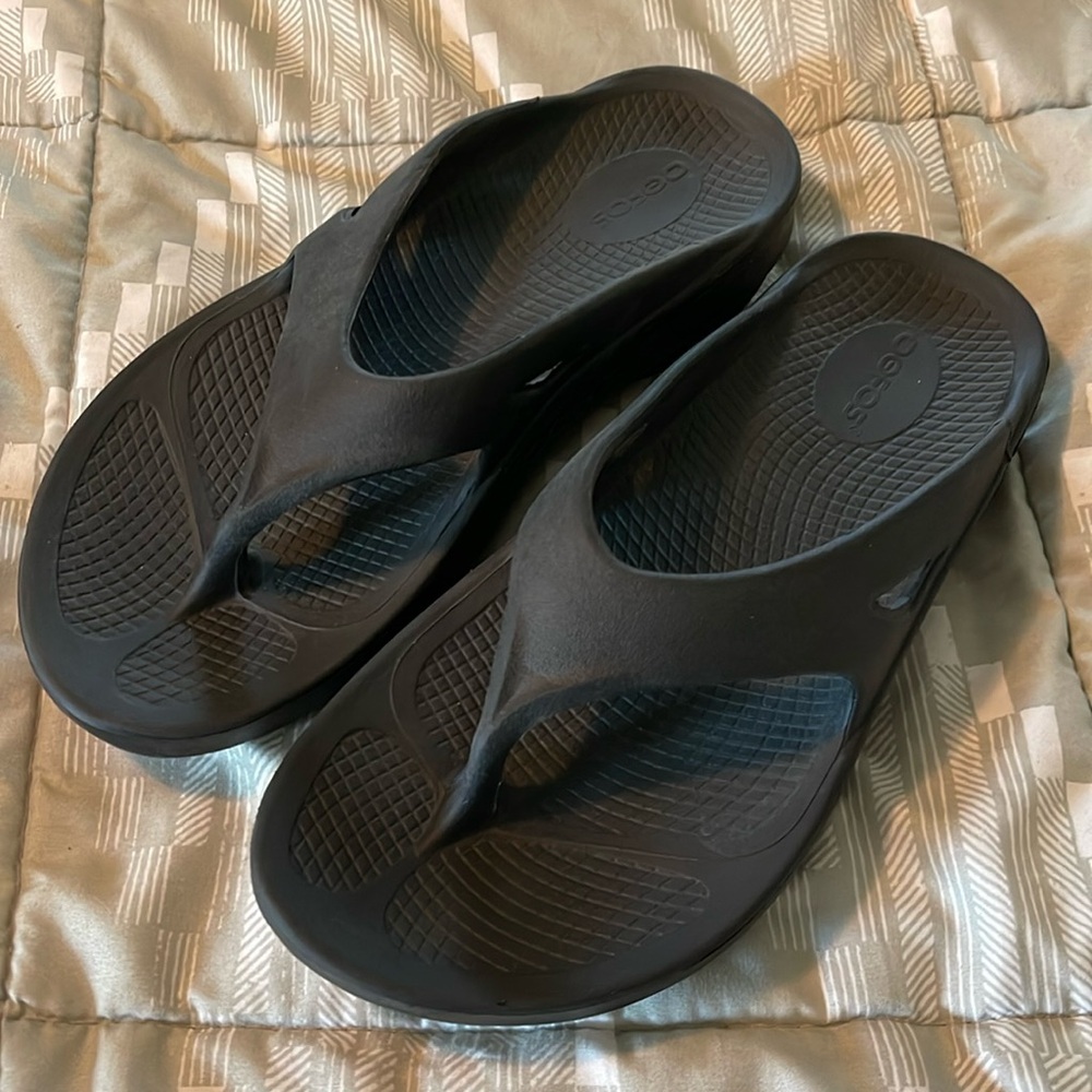 OOFOS original flip flop. Women’s sz 8 (men’s size 6) Black